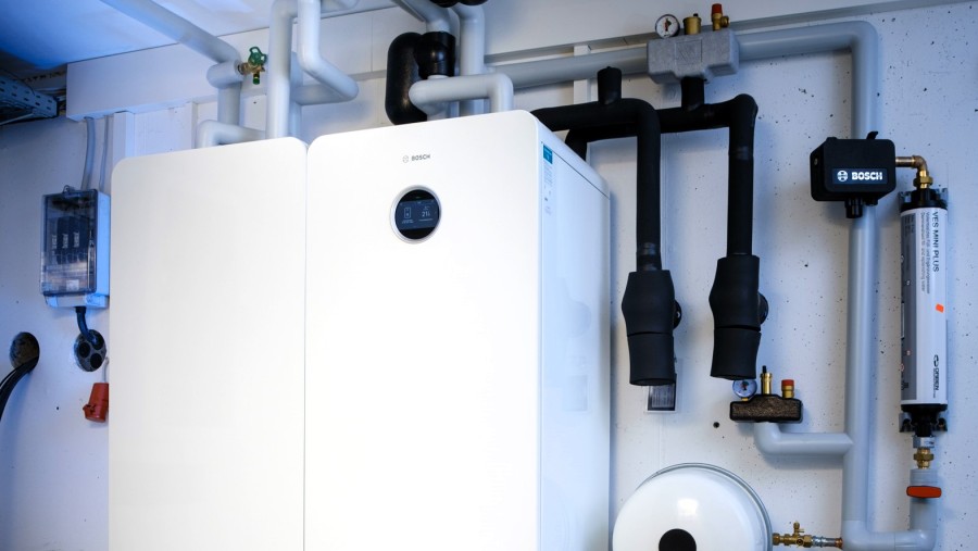 Bosch Wärmepumpe Compress 7800i AW in Keller angeschlossen stehend. Bosch Wärmepumpe Compress 7800i AW in Keller angeschlossen stehend.
