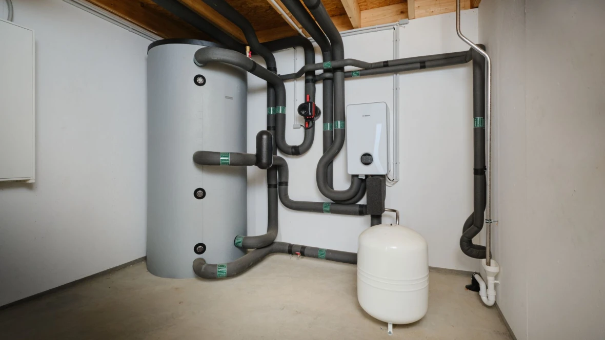 Heizungskeller mit eingebauter Wärmepumpe.