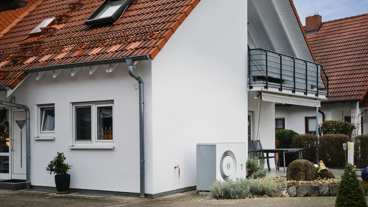 Compress 6800i AW steht an der Hauswand, auf der Balkonseite des Hauses.