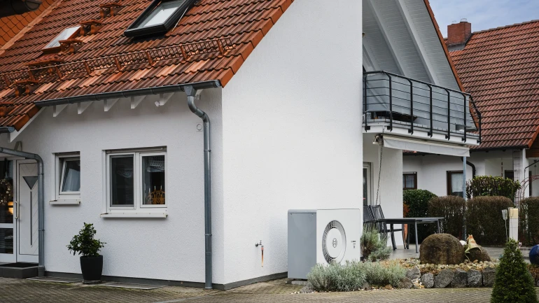 Referenzobjekt in Laudenbach mit Bosch Wärmepumpe Compress 6800i AW vor der Hauswand stehend