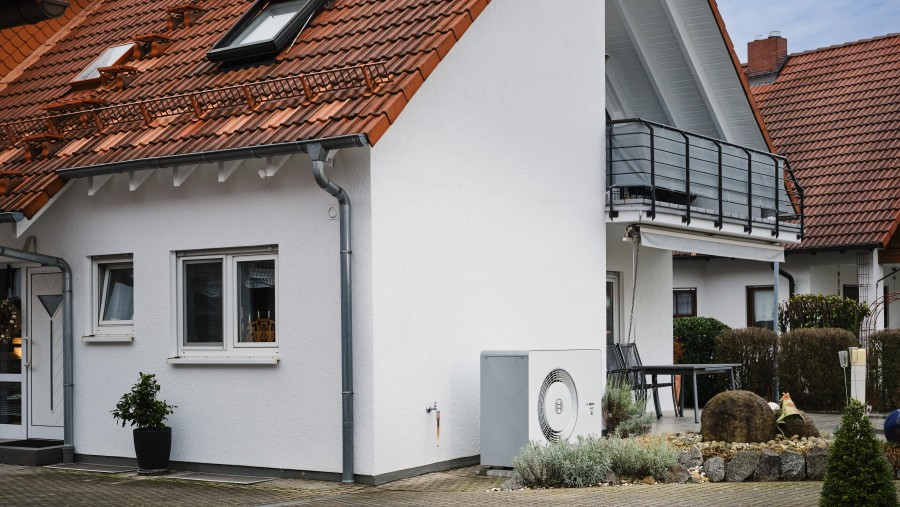 Referenzobjekt in Laudenbach mit Bosch Wärmepumpe Compress 6800i AW vor der Hauswand stehend Referenzobjekt in Laudenbach mit Bosch Wärmepumpe Compress 6800i AW vor der Hauswand stehend