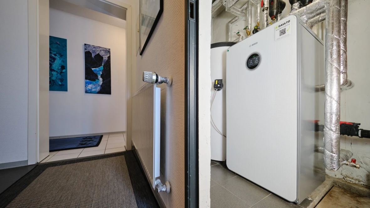 Inneneinheit der Luft-Wasser-Wärmepumpe im Kellerbereich des Hauses aufgestellt.