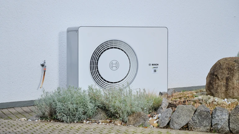 Bosch Compress 6800i AW steht an der Hauswand