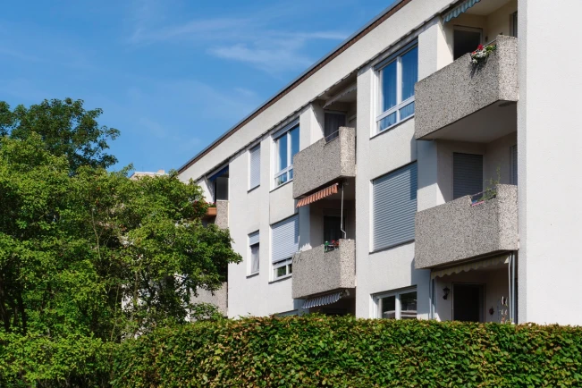 Modernisierung eines Mehrfamilienhauses in Koblenz durch einen Gasbrennwertkessel mit separatem Pufferspeicher und in Kombination mit Wohnungsstationen