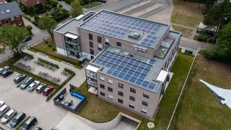 Mehrfamilienhaus mit Solar-Kollektoren auf dem Dach
