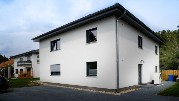 Moderner Neubau mit verbauter Luft-Wasser-Wärmepumpe.