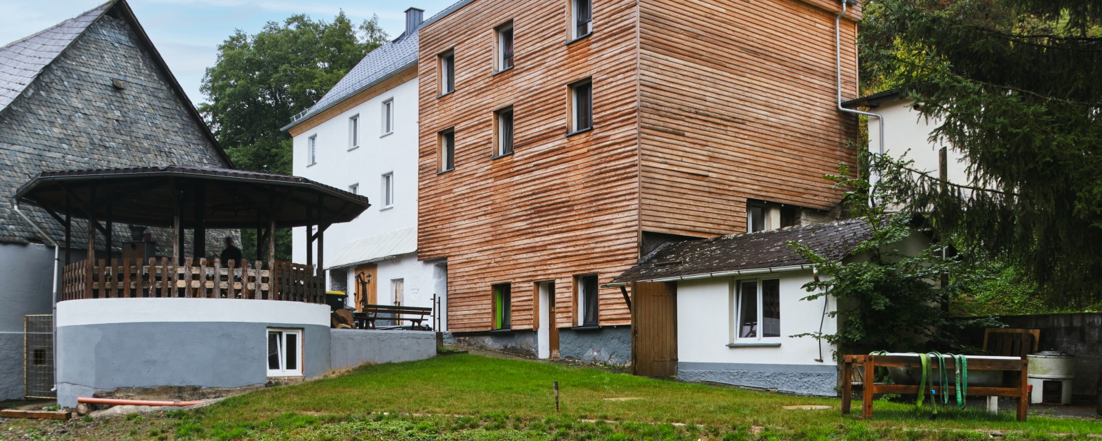 Wasser, Sonne, Wärmepumpe Das Trio für mehr Autarkie in der grünen Mitte Deutschlands Wasser, Sonne, Wärmepumpe Das Trio für mehr Autarkie in der grünen Mitte Deutschlands