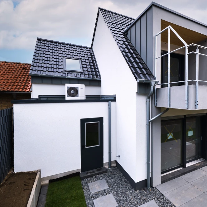 Compress 3400i AWS Split Klima-Wärmepumpe von Bosch versorgt ein Zweifamilien-Haus in Düren