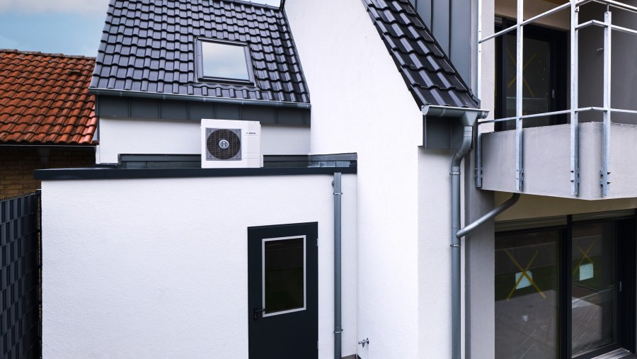 Compress 3400i AWS Split Klima-Wärmepumpe von Bosch versorgt ein Zweifamilien-Haus in Düren