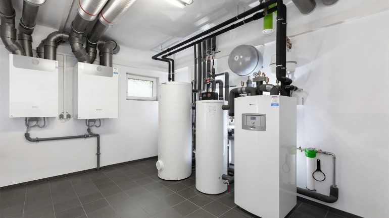 Innenaufstellung einer Erdwärmepumpe im Neubau.