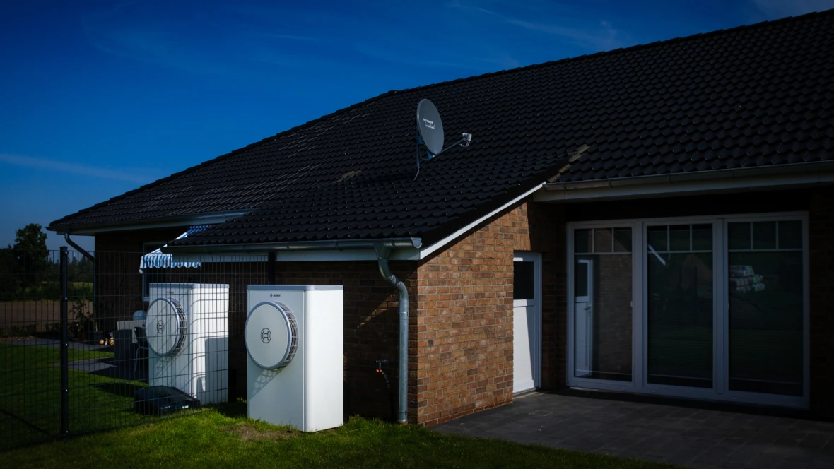 Modernes Doppelhaus mit zwei installierten Wärmepumpen Außeneinheiten der Compress 7400i AW: