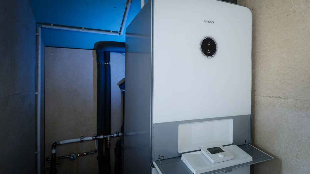 Verbaute Inneneinheit der Compress 7400i AW im Keller