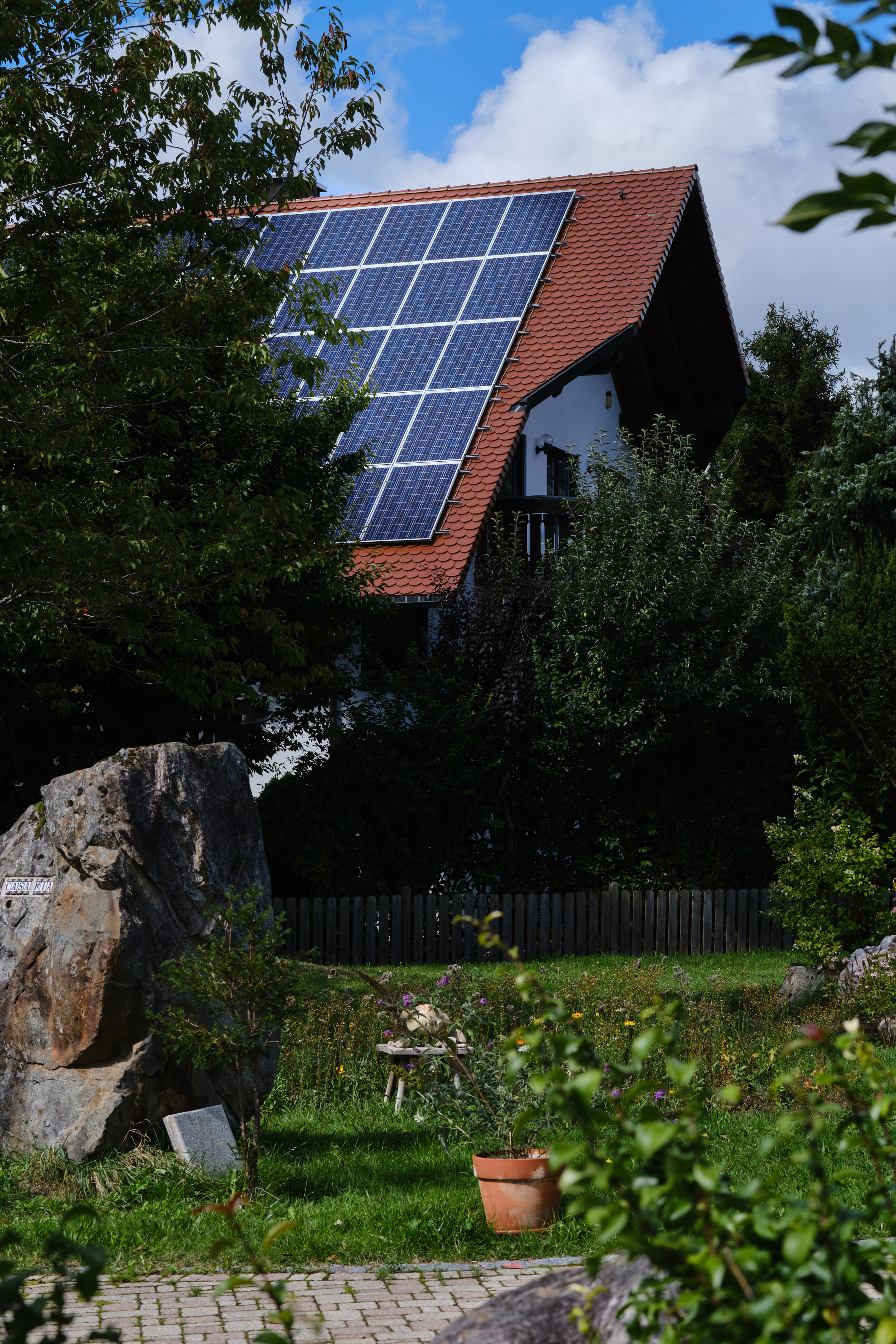 Einfamilienhaus im Bestand nutzt hybride Heiztechnik und Photovoltaik