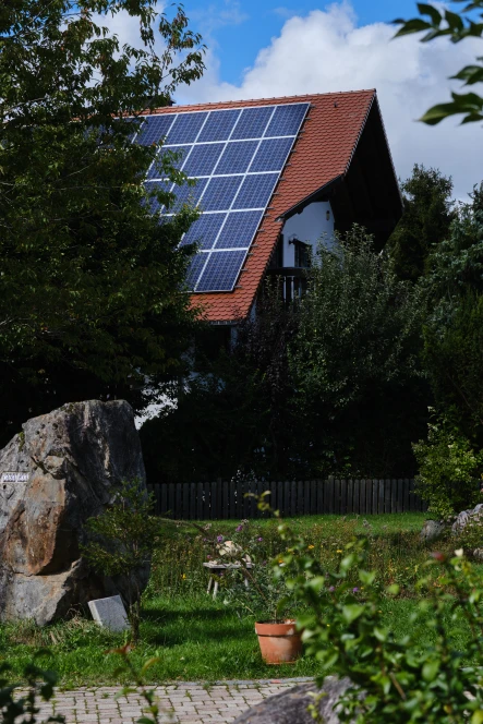 Vogelperspektive auf Haus mit Photovoltaik auf dem Dach