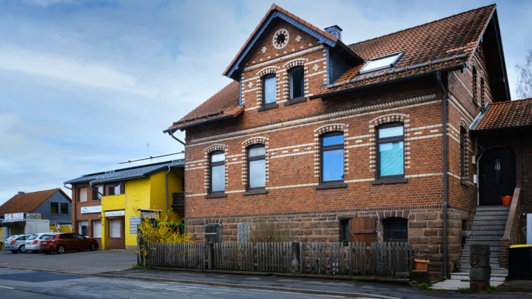 Modernisierung eines 100 Jahre alten Gebäude-Ensembles in Simtshausen
