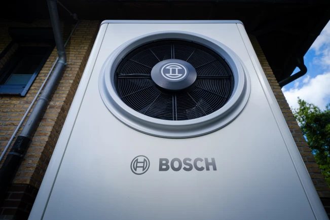 Referenzobjekt Wilhelmshaven Wärmepumpenmodell vor dem Haus stehend