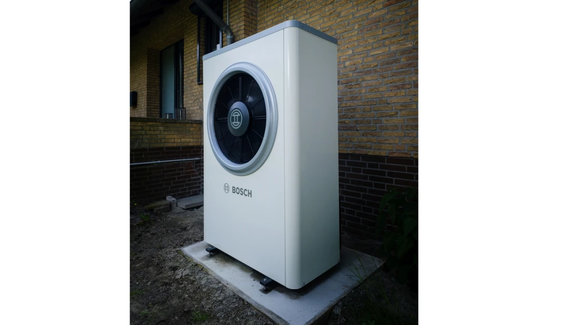 Luft-Wasser Wärmepumpe Compress 7000i AW 13 vor dem Haus stehend