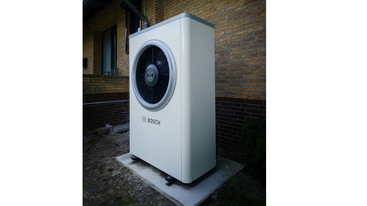 Luft-Wasser Wärmepumpe Compress 7000i AW 13 vor dem Haus stehend Luft-Wasser Wärmepumpe Compress 7000i AW 13 vor dem Haus stehend