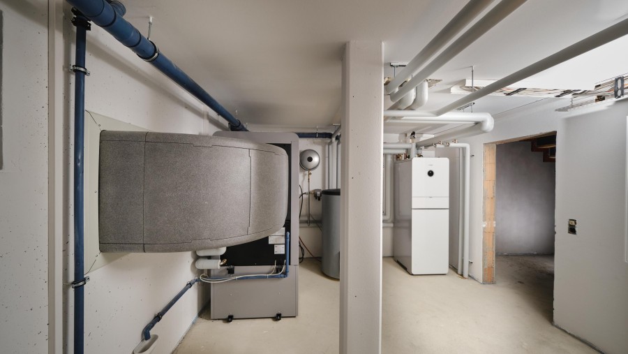 Innenaufstellung einer Monoblock-Wärmepumpe im Heizungskeller in Amtzell. Innenaufstellung einer Monoblock-Wärmepumpe im Heizungskeller in Amtzell.