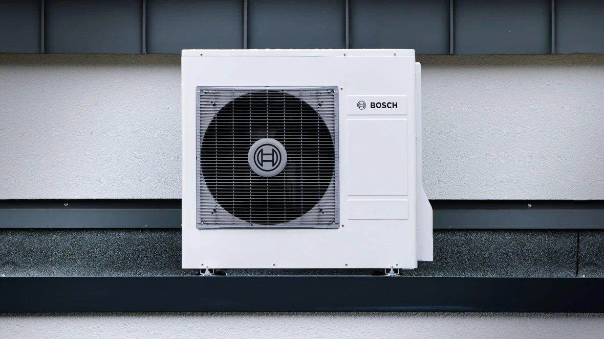 Compress 3400i AWS Split Klima-Wärmepumpe von Bosch versorgt ein Zweifamilien-Haus in Düren