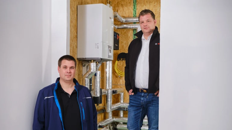 Compress 3400i AWS Split Klima-Wärmepumpe von Bosch versorgt ein Zweifamilien-Haus in Düren