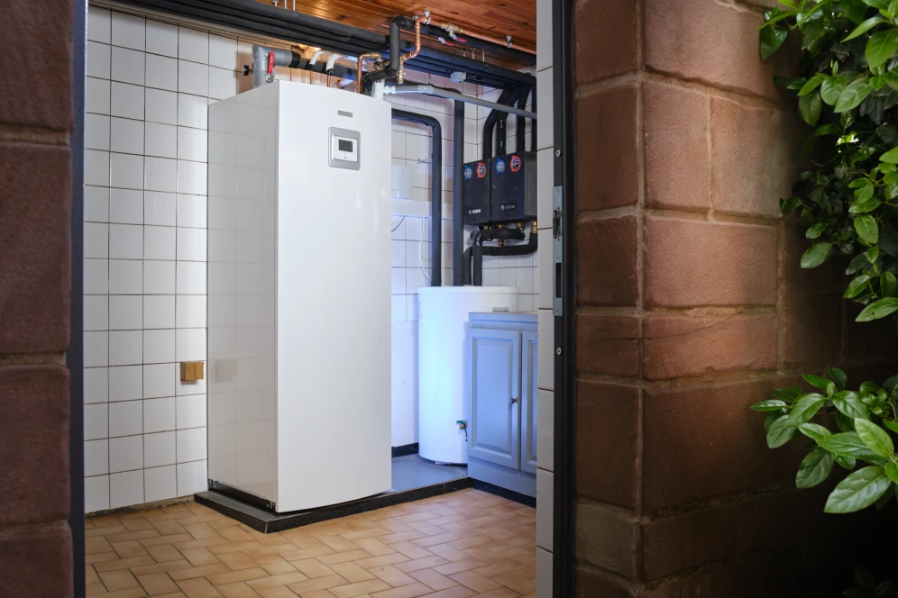 Die Installation einer 10-kW-Version der Luft-Wasser-Wärmepumpe Compress 3400i AWS in einem doppelstöckigen Einfamilienhaus in Hohatzenheim/Elsass