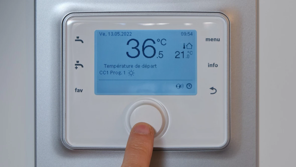 Die Installation einer 10-kW-Version der Luft-Wasser-Wärmepumpe Compress 3400i AWS in einem doppelstöckigen Einfamilienhaus in Hohatzenheim/Elsass