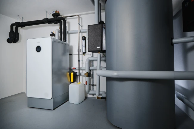 Einbausituation einer Bosch Sole-Wasser-Wärmepumpe Compress 7800i LW in einem Heizungskeller