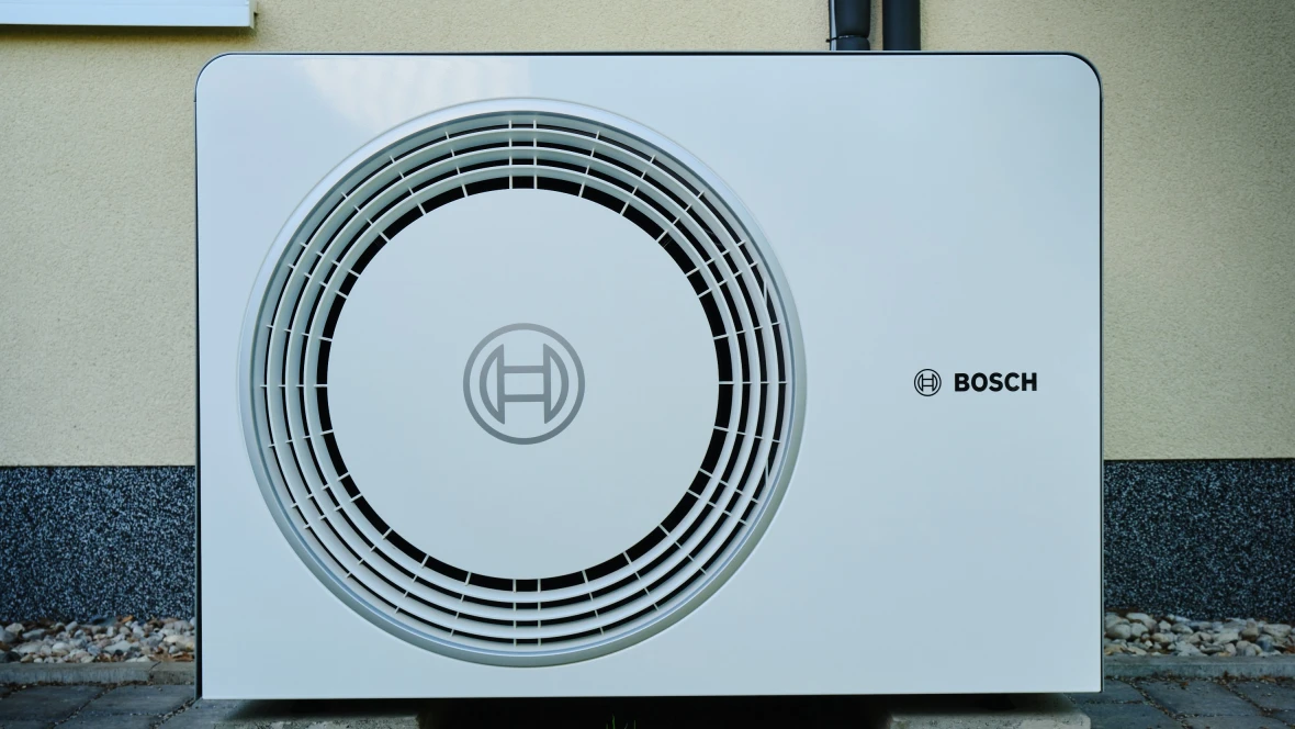 Wärmepumpe im Garten, Frontalaufnahme