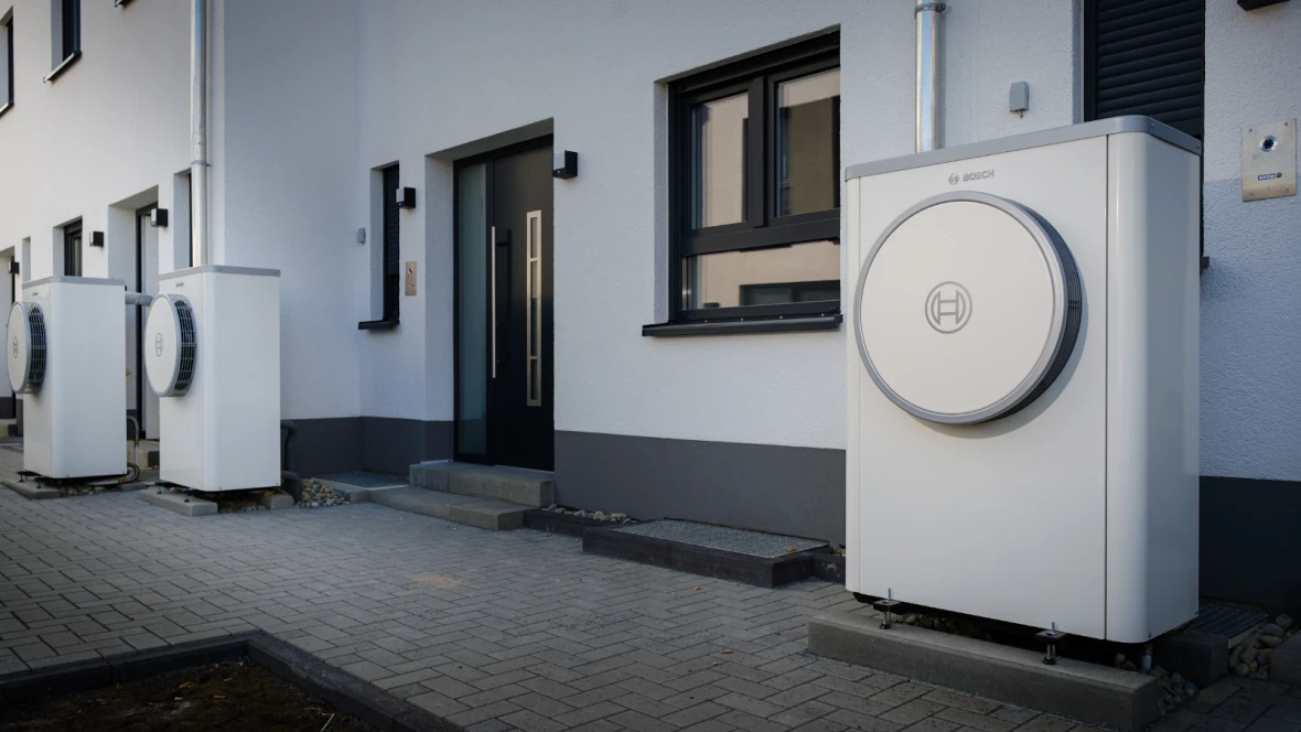 Moderner Neubau mit verbauter Wärmepumpen Außeneinheit der Compress 7400i AW.
