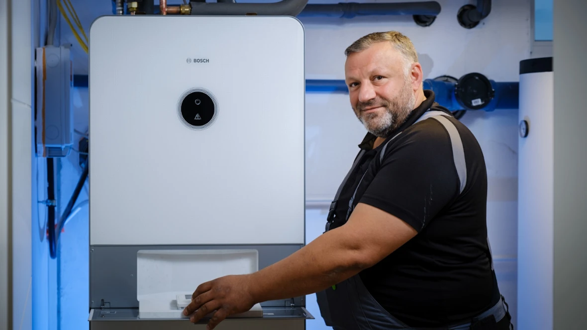 Installateur arbeitet an der Inneneinheit der Compress 7400i AW