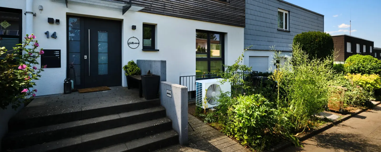 Die Compress 3800i AW vor einem Haus