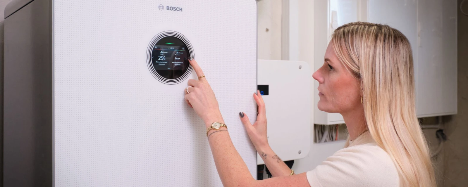 Bauherrin deutet auf die Inneneinheit