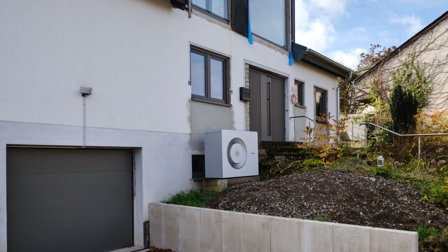 Bosch Compress 6800i AW steht an der Hauswand