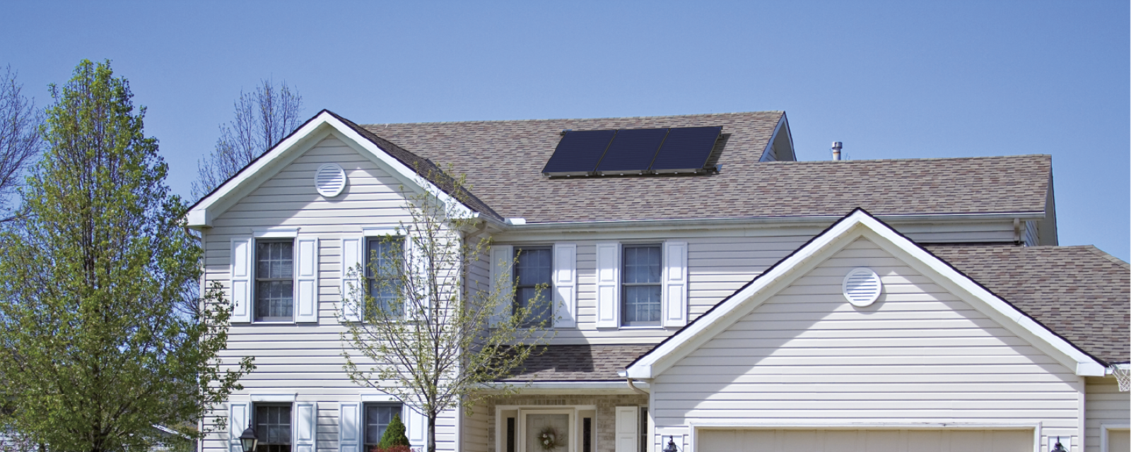 Solarpanels auf einem Dach, eines Einfamilienhauses