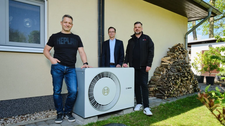Installateure neben Wärmepumpe 6800i AW stehend