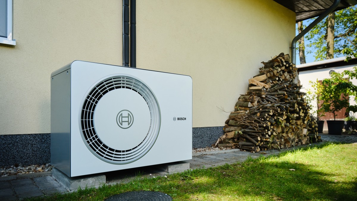 Compress 6800i AW im Garten stehend Compress 6800i AW im Garten stehend