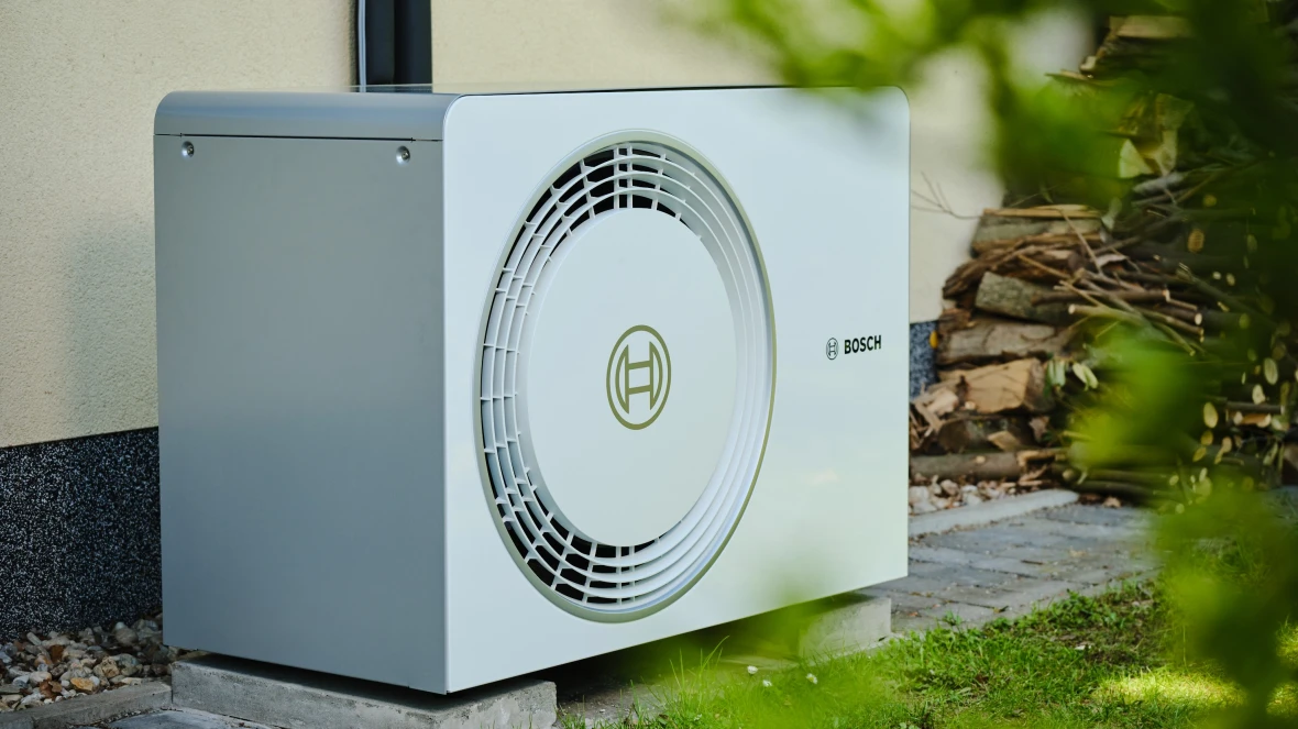 Wärmepumpe im Garten