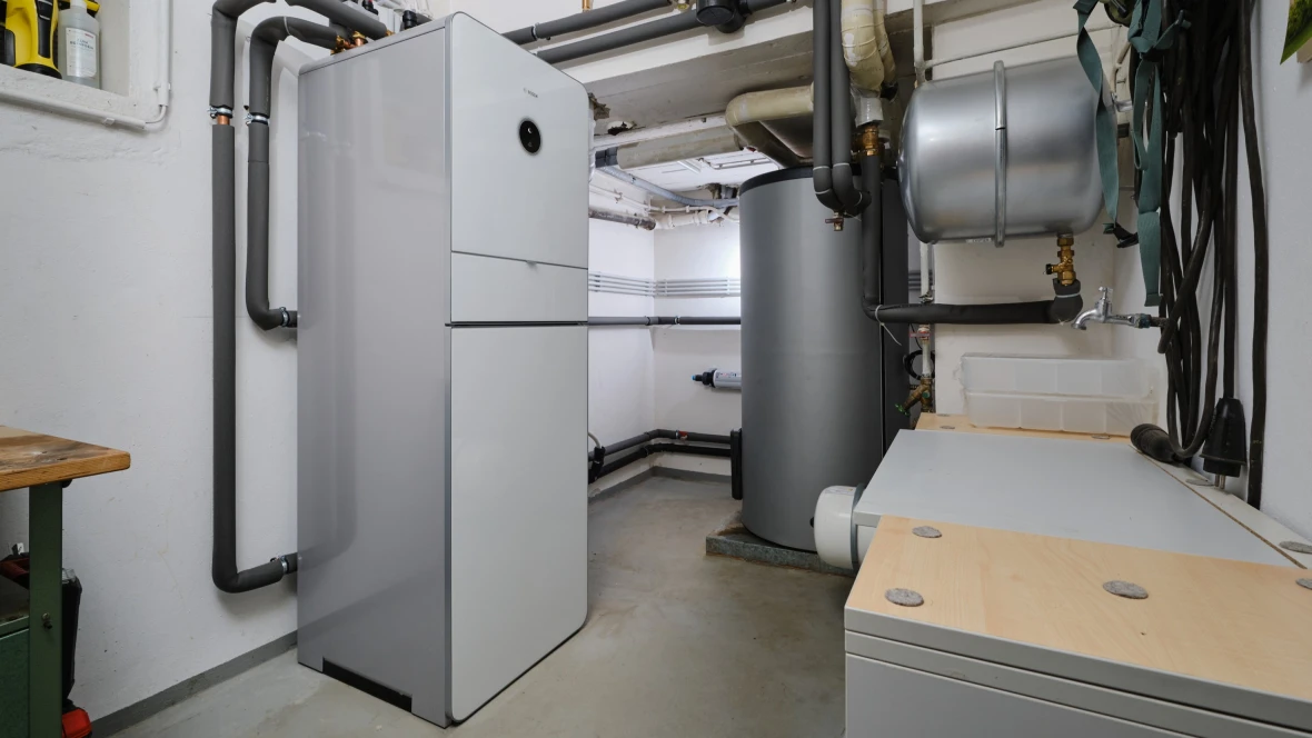 Inneneinheit Compress 7000i AW in Heizungskeller stehend