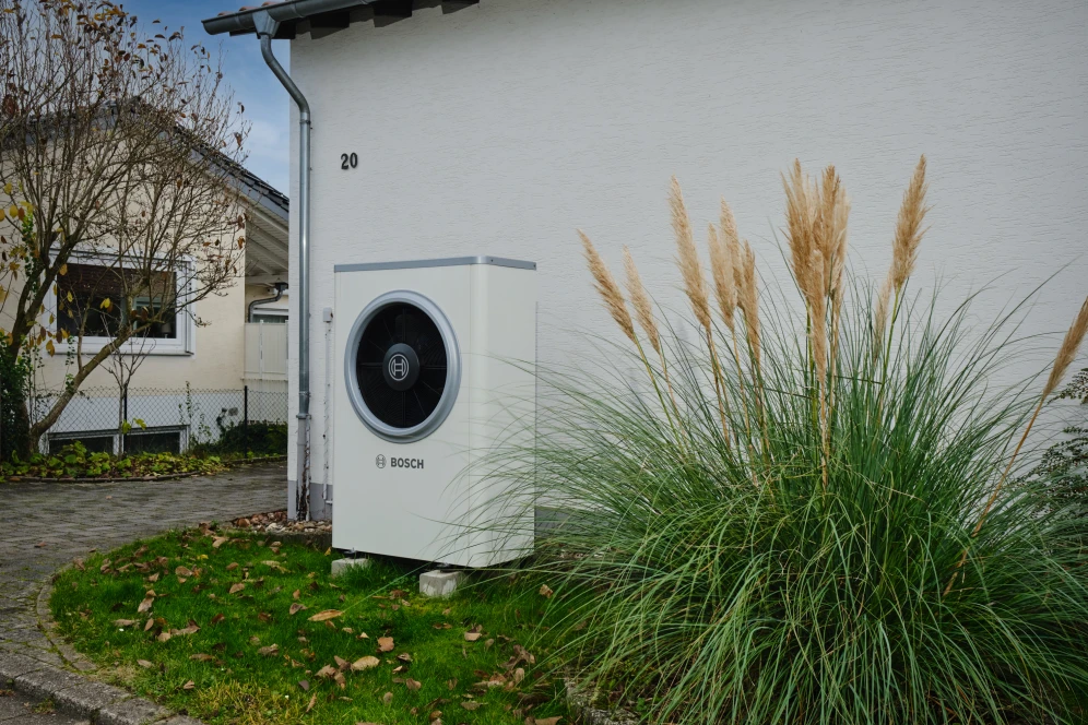 Bosch Wärmepumpe Compress 7000i AW neben Pampasgrasbusch stehend