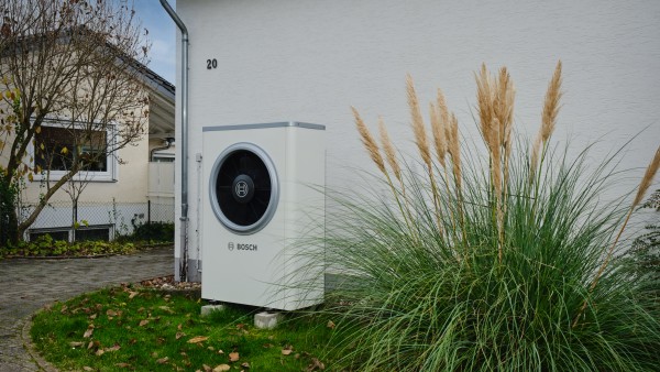 Bosch Wärmepumpe Compress 7000i AW neben Pampasgrasbusch stehend