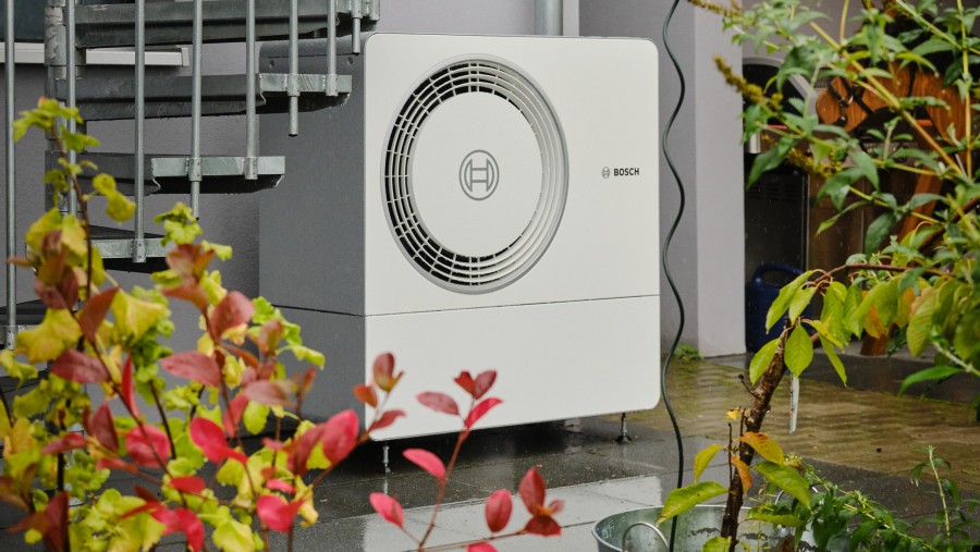 Außeneinheit Compress 6800 AW steht an der Hauswand