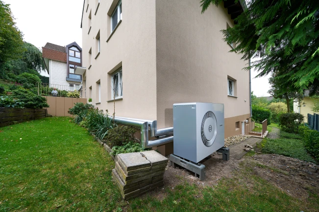 Außeneinheit Compress 6800 AW steht an der Hauswand