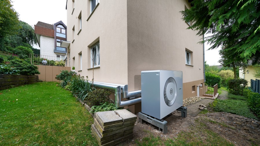 Außeneinheit Compress 6800 AW steht an der Hauswand