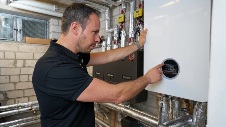 Bosch-Installateur mit Bosch-Hybridgerät
