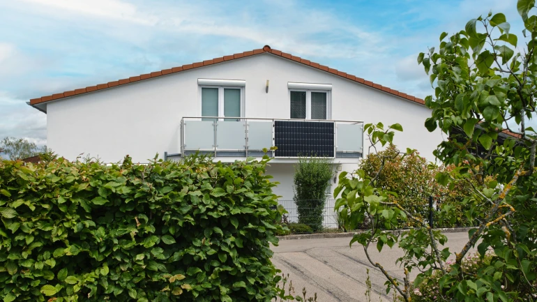 Solar 4000 P von Bosch am balkon vom Haus.