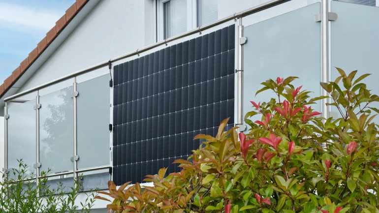 Solar 4000 P von Bosch am balkon vom Haus, nahaufnahme.