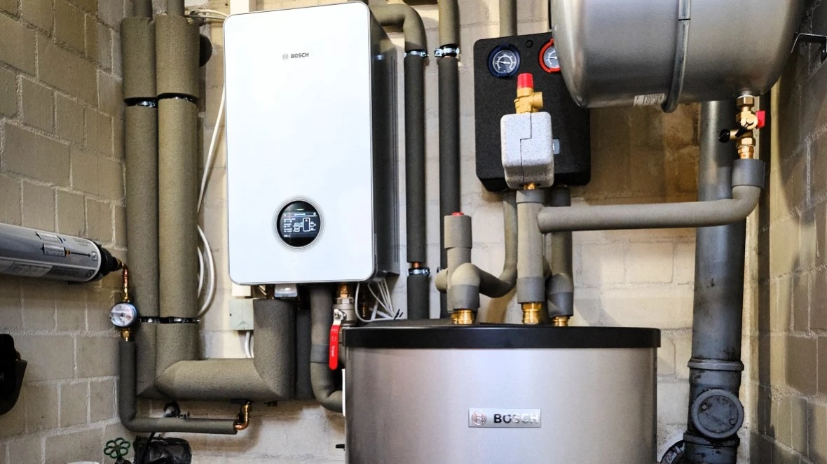 Inneneinheit der Wärmepumpe 6800i AW im Keller.