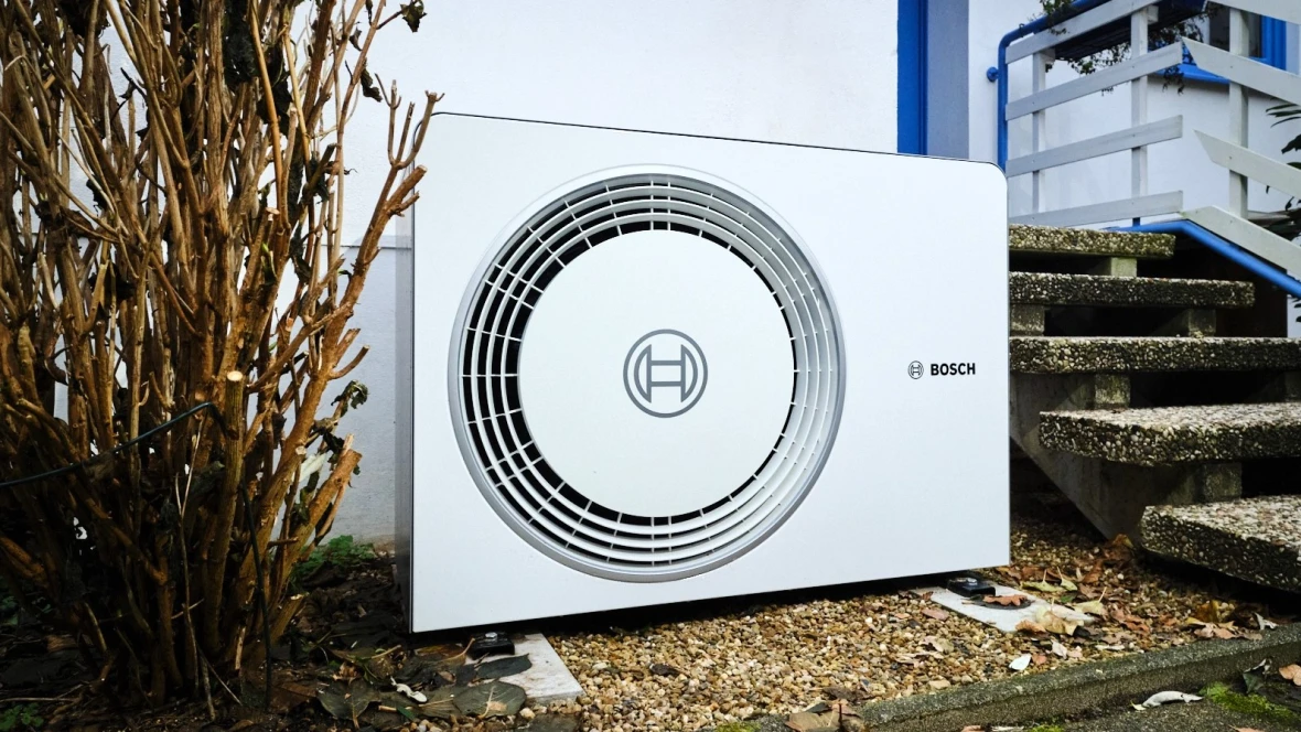 Compress 6800i AW im Garten stehend