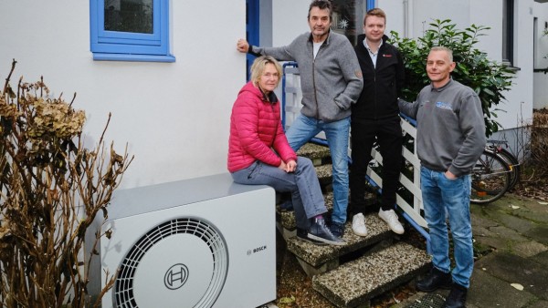 Installateure neben Wärmepumpe 6800i AW stehend.